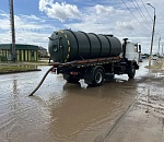 Воду с улиц Астрахани после затяжного дождя вывозят сотнями кубов