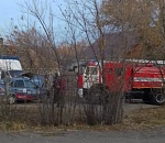 На трусовской стороне Астрахани горит дом, работают пожарные