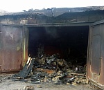 В Астрахани на улице Барсовой сгорел гараж