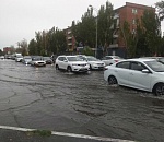 Улицу Академика Королева рядом с провалом затопило