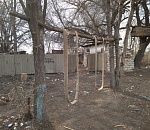 Астраханцы сфотографировали суровые качели