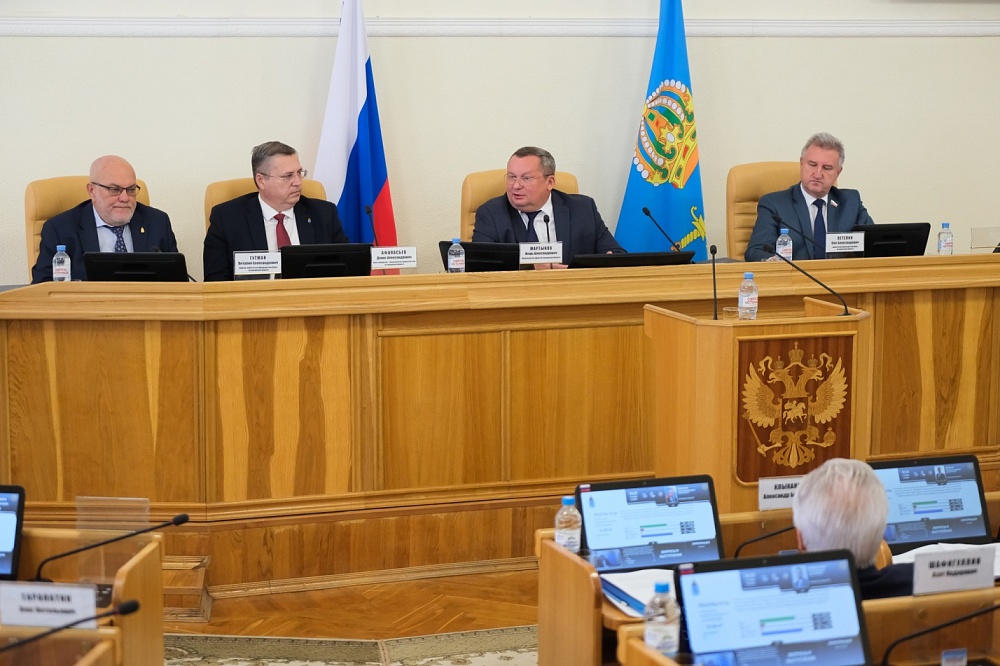 Добавили на ЖКХ и социальные расходы: бюджет Астраханской области скорректировали