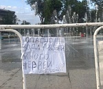 В астраханском фонтане купаются черви