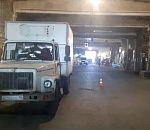 В Астрахани на рынке «Солянка» столкнулись грузовик и микроавтобус