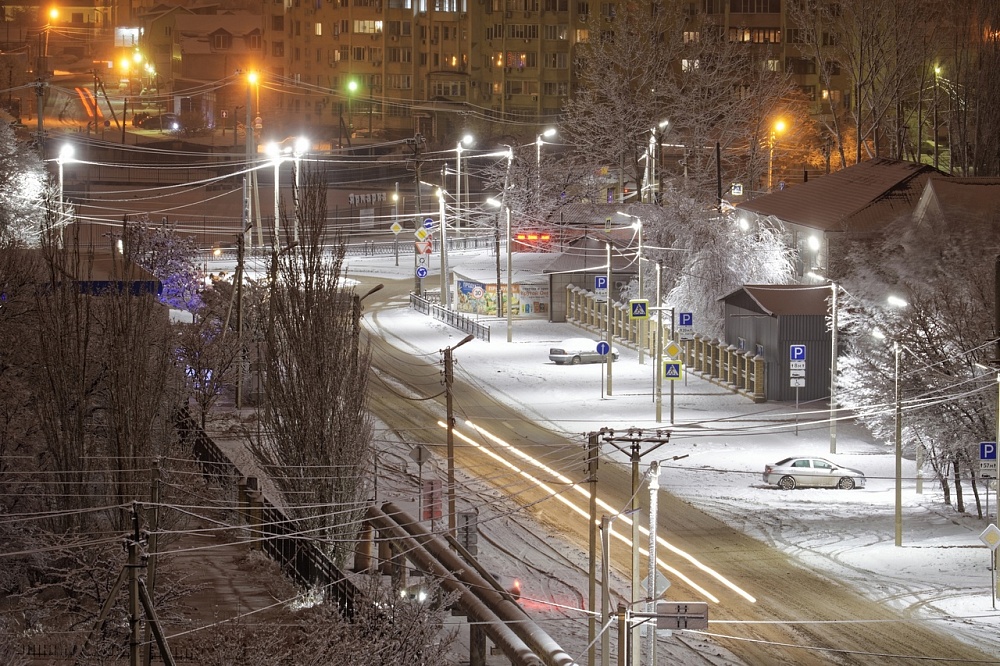 Красивая снежная ночь в Астрахани: фото