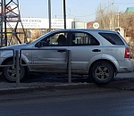 В Астрахани иномарка снесла ограждение, вылетев на тротуар