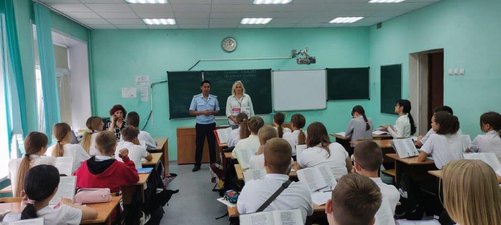 Астраханским подросткам напомнили о правилах безопасности на железной дороге