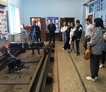 Железнодорожники показали астраханским школьникам технику и оборудование для выявления дефектных рельсов