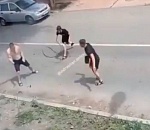 "Мортал комбат" по-астрахански: резиновый шланг с бутылкой против ножа. Видео