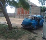 Под Астраханью легковушка врезалась в дерево