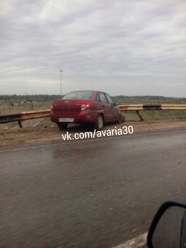 В Астрахани автомобиль едва не вылетел с моста