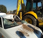 В Астрахани легковушка влетела под ковш трактора