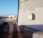 В Астрахани нелепо закрасили безобразие на стенах кремля