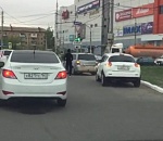 Что творит. У торгового центра Астрахани засняли спортсмена-безумца (ВИДЕО)