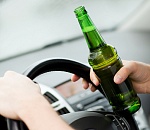 В Астрахани пьяная автоледи расплакалась в салоне патрульной машины (ВИДЕО)