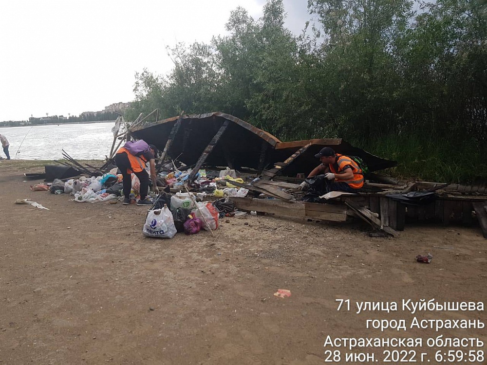 С острова Городской в Астрахани вывезли 25 кубометров мусора