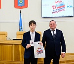 16 юных астраханцев получили паспорта из рук спикера облдумы Игоря Мартынова