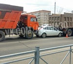 Бутерброд. В Астрахани иномарку зажало между двумя грузовиками