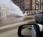 Видео дня: мощный гейзер забил на Набережной в Астрахани 