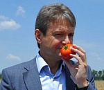 Александр Ткачев принял участие в открытии завода томатной пасты 