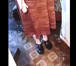 По квартире дома в центре Астрахани из-за выступившей воды ходят в галошах