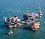 Подвышечное основание с буровой вышкой ЛСП-1 для месторождения им. Филановского установят на платформу летом 