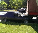 В Астрахани легковушка въехала под фуру: водитель скрылся