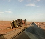 В Астраханской области опрокинулся грузовик с лесом