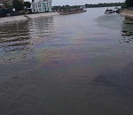 Астраханцы жалуются на масляное пятно на воде у ЗАГСа