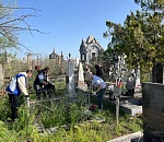 300 человек вышли на уборку кладбищ в Астрахани