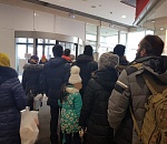 Фото дня: на выходе из астраханского ТЦ образуются очереди