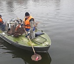 Коммунальщики начинают чистить захламленные астраханские каналы