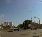 Астраханцы обсуждают в сети уму непостижимый маневр отечественного авто на перекрестке 