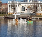 Новому домику на Лебедином озере поплохело