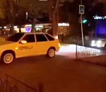 Астраханская полиция вычислила в Сети двух водителей, проехавших через аллею улицы Савушкина