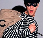 Видеокамера у дома помогла астраханцу найти неудачливого воришку 