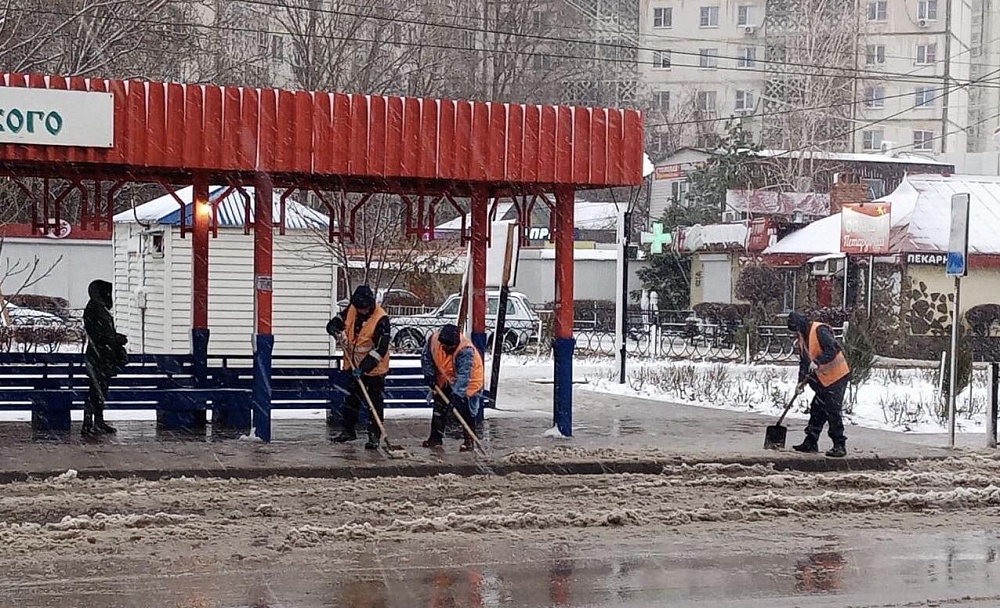 Астраханские коммунальщики продолжают ликвидировать последствия стихии