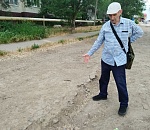 Денег нет, но вы держитесь: астраханцы шестой год борются за ремонт раскуроченной водоканалом дороги