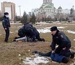 Астраханские полицейские задержали грабителей, напавших на пенсионера и студента