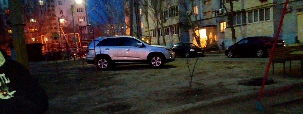 В Астрахани автоледи прокатилась по детской площадке