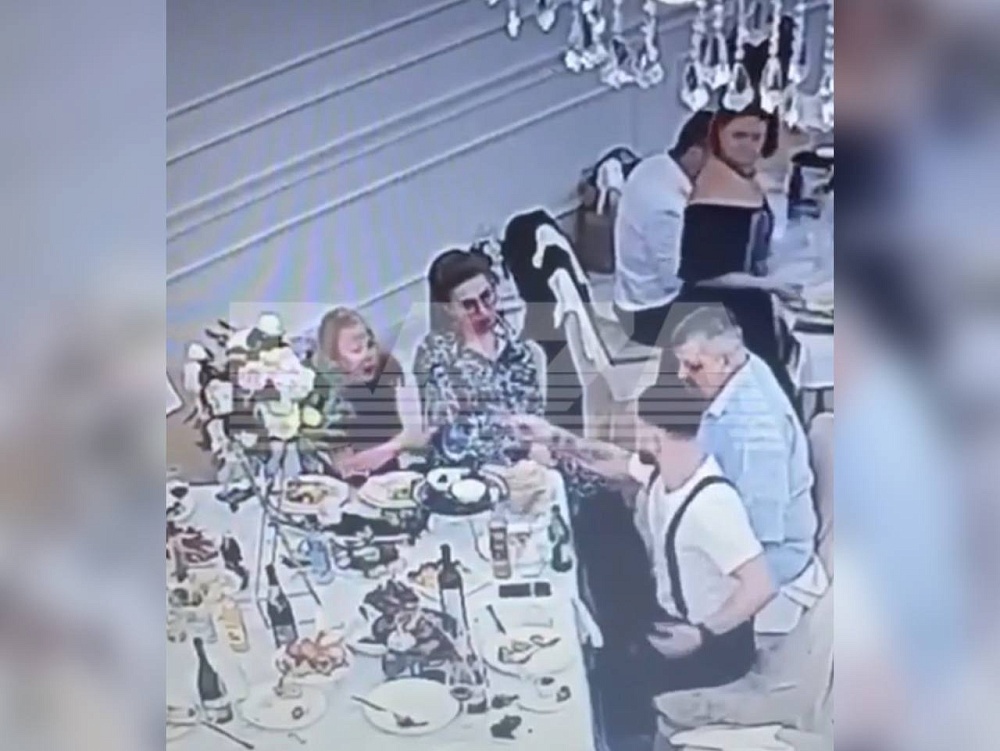 Астраханский полицейский выстрелил из травмата в гостя свадьбы из мести за мать 