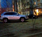 В Астрахани автоледи прокатилась по детской площадке