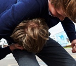 В Астрахани разыскивают двух парней, избивших и ограбивших несовершеннолетних