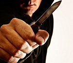 В Астрахани мужчина с ножом напал на охранника торгового центра 