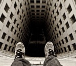 В центре Астрахани молодой человек то ли упал, то ли спрыгнул с крыши