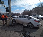 Напротив медколледжа в Астрахани произошло жесткое ДТП со светофором