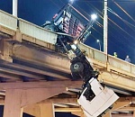 В Астрахани в полночь автофура пробила ограждение Нового моста и зависла в воздухе