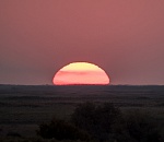 Фантастические кадры захода солнца запечатлел фотограф в Астрахани в пятницу 13-го