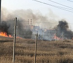 В Астрахани горит сухостой, огонь пробирается к парогазовой установке