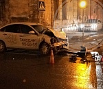 В Астрахани такси попало в лобовое столкновение